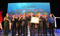 阮春福向越南电力石油总公司颁发3级劳动勋章