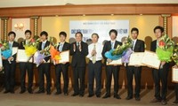 越南教育培训部向三名在国际科学比赛中夺得一等奖的学生颁发奖状