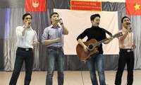 外国留学生演唱歌颂胡志明主席歌曲