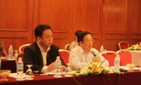 越南国会讨论经济社会情况和重组经济结构总体提案