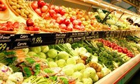 因受大雨和洪灾影响越南中部义安省蔬菜价格猛涨