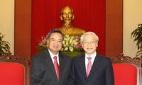 阮富仲会见老挝人民革命党中央组织部高级代表团