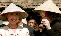 美国国务卿希拉里访问越南