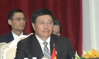 越南外长范平明出席东盟系列外长会议活动