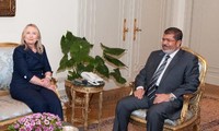 希拉里为美国建立与埃及的新关系做出努力