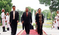 越南党和国家领导人会见老挝国家副主席本扬