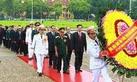 越南党政领导人入陵瞻仰胡志明主席遗容并向越南英雄烈士纪念台献花和上香
