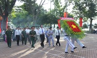 越南全国各地纷纷举行荣军烈士节65周年纪念活动