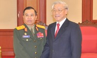阮富仲会见老挝人民军高级代表团