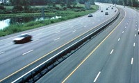 越南国会财政预算委员会考察内牌-老街高速公路项目实施情况