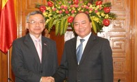 阮春福会见老挝公共工程与交通运输部部长宋玛·奔舍那