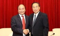 老挝领导人会见越南政府副总理阮春福