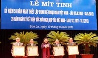 山罗省多个集体和个人获颁越南和老挝勋章和徽章