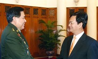 阮晋勇会见泰国皇家武装部队司令塔纳萨