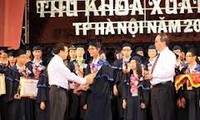 河内市政府对优秀大学毕业生和高考状元进行表彰