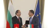 阮善仁与保加利亚部长会议副主席西美昂·迪扬科夫举行会谈