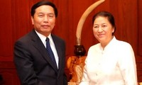 老挝国会主席巴妮会见越南国会民愿委员会代表团