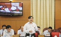 越南国会常务委员会讨论土地法修正草案