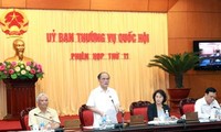 越南国会常委会会议讨论涉土地行政决定的监督报告和反腐败法修正草案