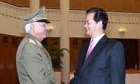 阮晋勇会见古巴革命武装力量部副部长金塔斯