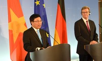 越南外长范平明与德国外长韦斯特维勒举行会谈