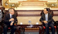 胡志明市人委副主席黎孟河会见菲律宾众议院议长贝尔蒙特