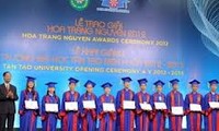 2012北部地区状元花奖颁奖仪式在河内国家大学举行