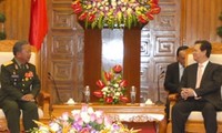 阮晋勇会见柬埔寨常务副首相梅森安和老挝国防部副部长占沙蒙·占雅腊