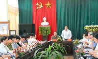 越共中央政治局委员会、书记处常务书记黎鸿英视察奠边省