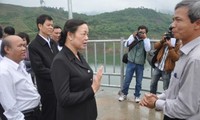 越共中央民运部部长何氏洁与河江省选民接触