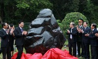 阮生雄出席胡志明主席陵珍贵石料恭献仪式