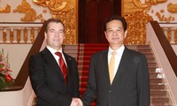 阮晋勇与俄罗斯总理梅德韦杰夫举行会谈