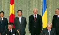 乌克兰总理阿扎罗夫正式访问越南