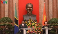 阮晋勇和阮氏缘分别与坦桑尼亚联合共和国桑给巴尔总统谢因会见和会谈