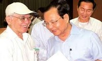 胡志明市市委书记黎青海与第五郡选民进行接触