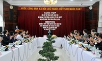 越南政府副总理阮春福出席与在越国际组织会议