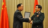 越南国防部长冯光青会见中国国防大学代表团