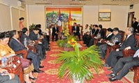 阮晋勇会见老挝高级代表团