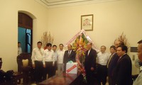越南全国各地领导人看望宗教界人士，祝贺2012年圣诞节