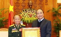 阮春福会见老挝、柬埔寨退伍老兵代表团