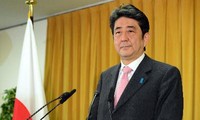 日本新首相安倍晋三举行记者会