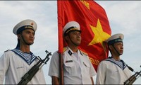 海军部队举行悼念仪式，缅怀为保卫长沙群岛而牺牲的64名烈士