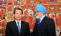 越南政府副总理武文宁与印度外交部长萨尔曼·库尔希德举行会谈