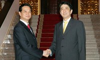 日本首相安倍晋三对越南进行正式访问