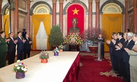 阮富仲总书记向现任和退居二线的越南党政领导人拜年