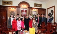 胡志明共青团中央书记处向原越南党和国家领导人拜年