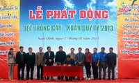 越南全国各地举行植树节