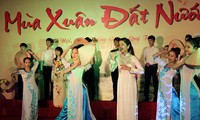 越南全国各地纷纷举行“越南诗歌日”活动