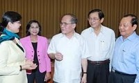 越南国会主席阮生雄与胡志明市领导人座谈