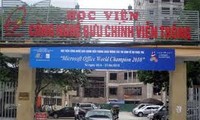 越南邮政电信技术学院荣获劳动英雄称号 